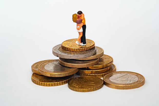 Die Ehegattenschaukel: Steuern sparen durch geschickte Immobilienverkäufe Die Ehegattenschaukel: Steuern sparen durch geschickte Immobilienverkäufe