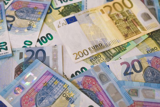 Wie Millionäre legal Zigtausende Euro sparen